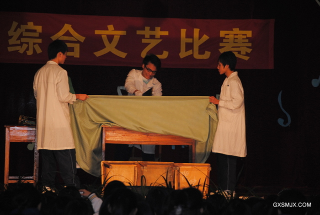 同学们在表演小品