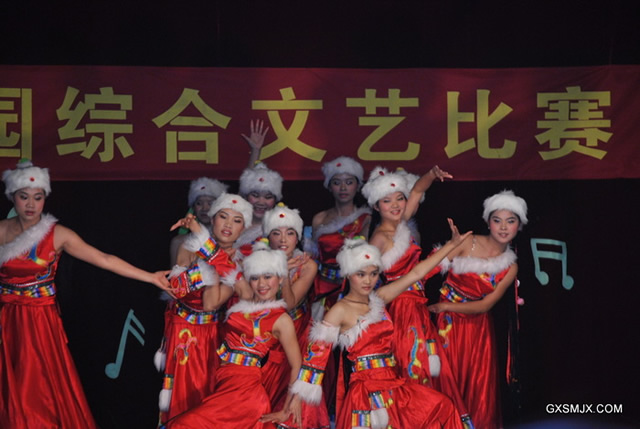 同学们在表演舞蹈
