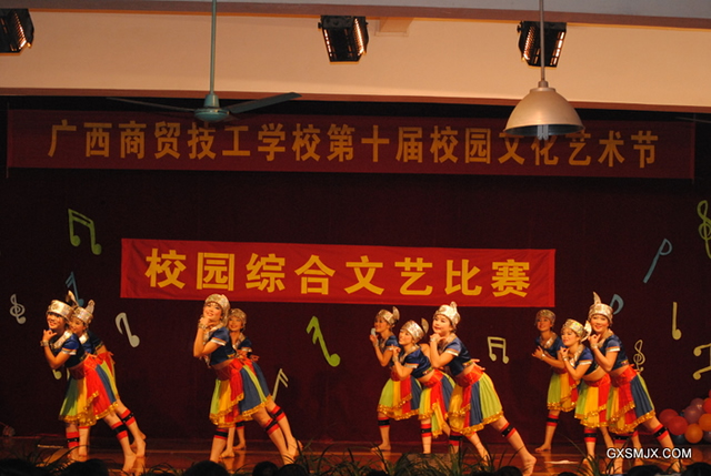 同学们在表演舞蹈