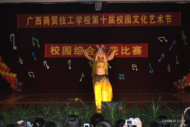 同学们在表演舞蹈