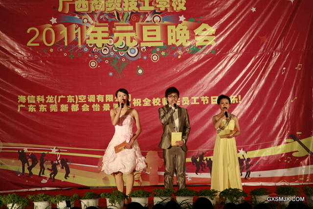 三位主持人:戴珊柔、林雄杰、韦任嫣(老师)