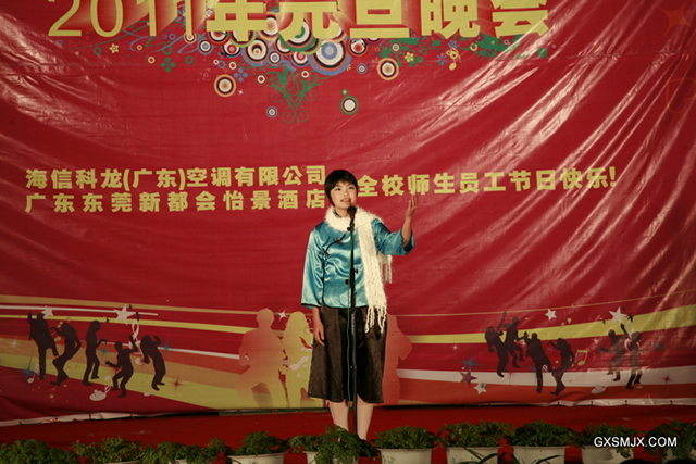 配乐诗朗诵:《我应该是一角大西北的土地》-陈霞