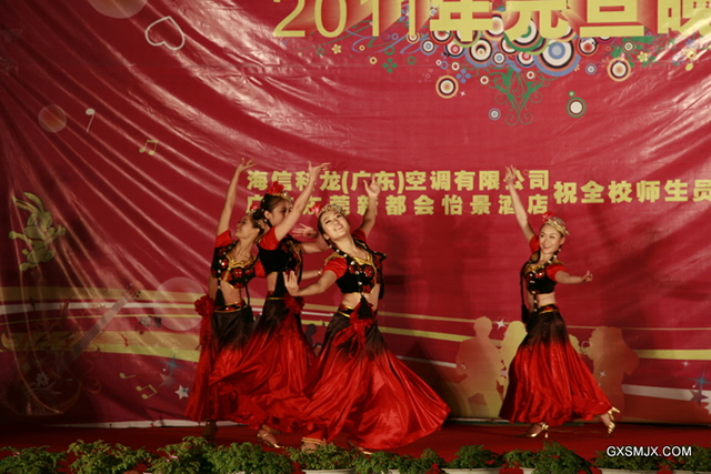 舞蹈:《掀起你的盖头来》-学校团委4位老师