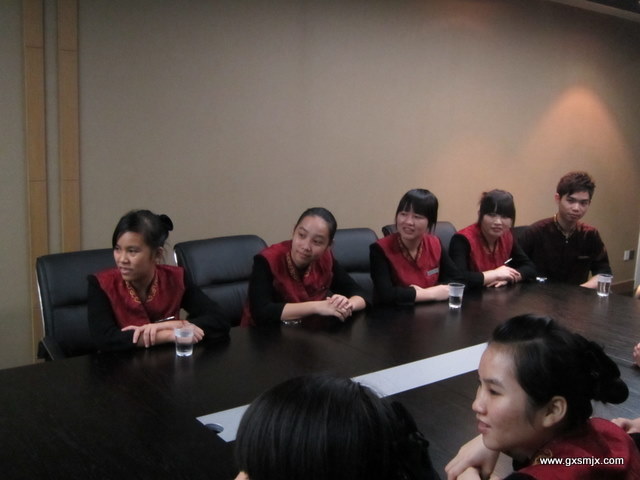 实习生在专心聆听校长讲话(二)