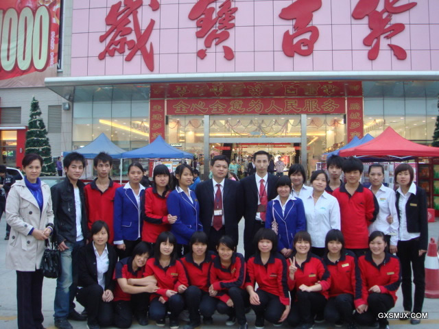 李老师看望在岁宝百货实习生时与他们合影