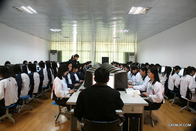我校计算机机房实行标准化建设和管理,共有标准化机房10间。