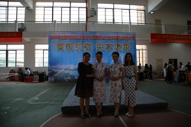 餐厅服务项目选手与指导老师合影.jpg