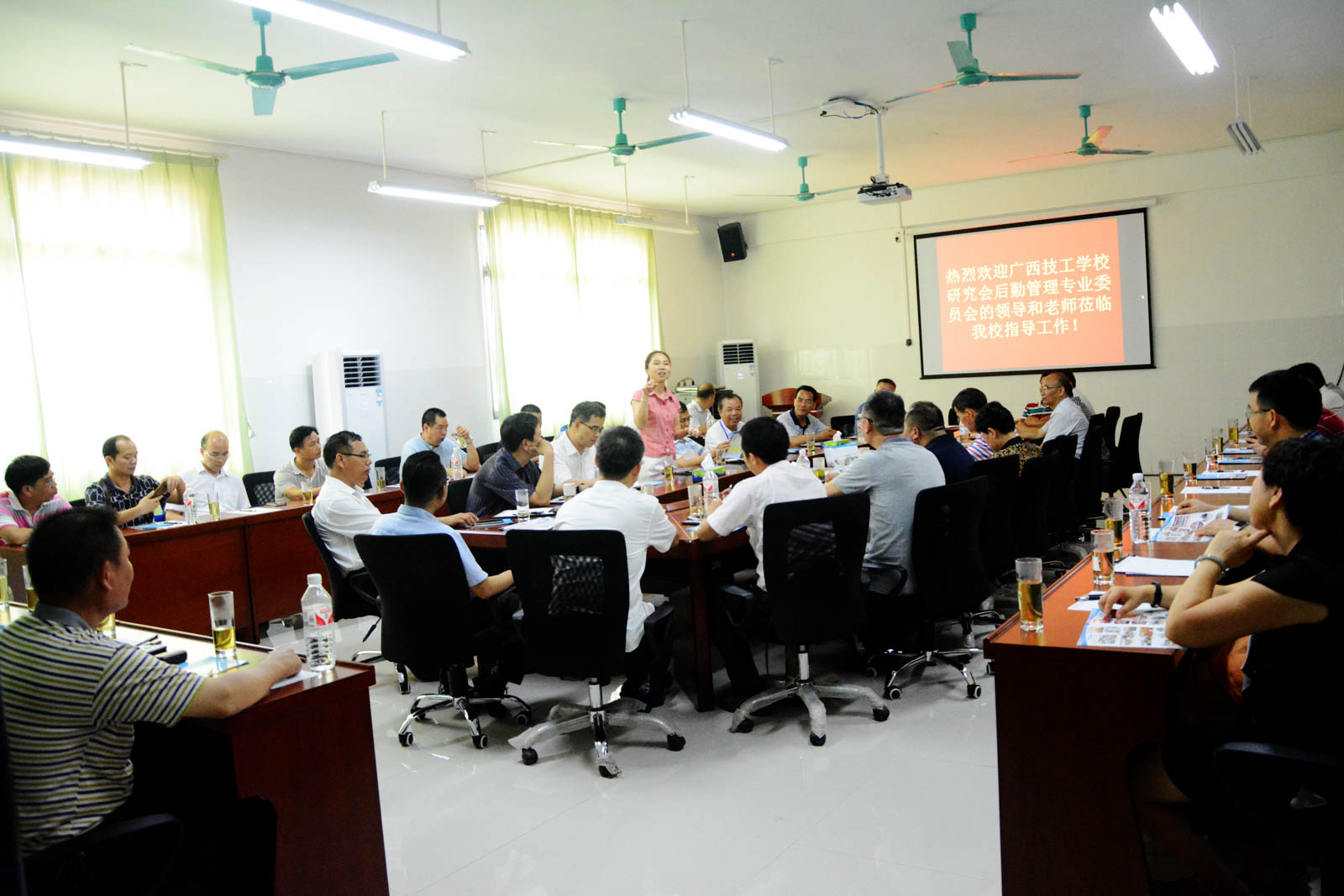 会议室座谈曾文调研员讲话.jpg