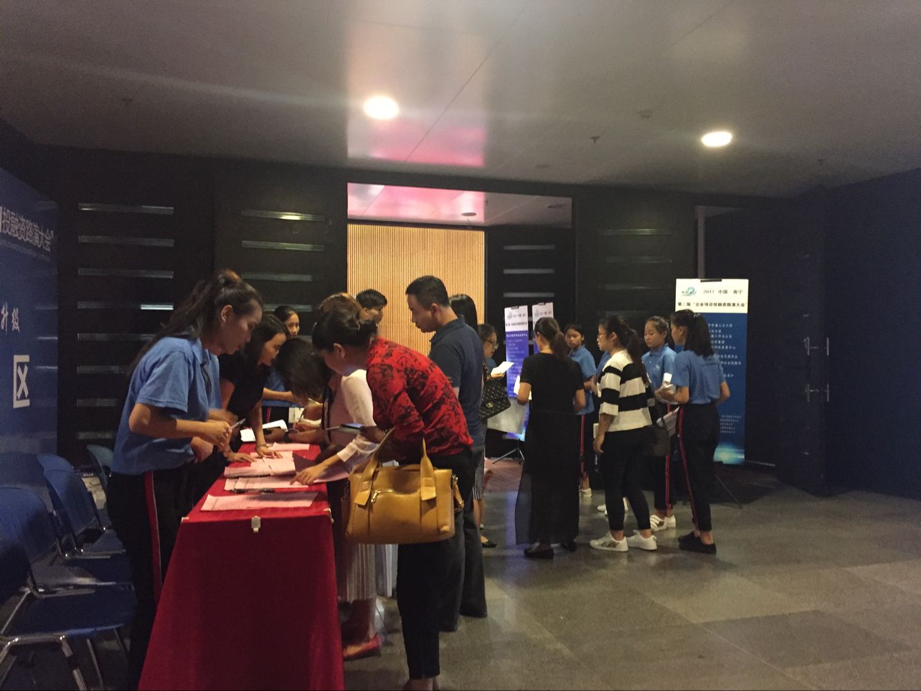 路演大会嘉宾签到.png
