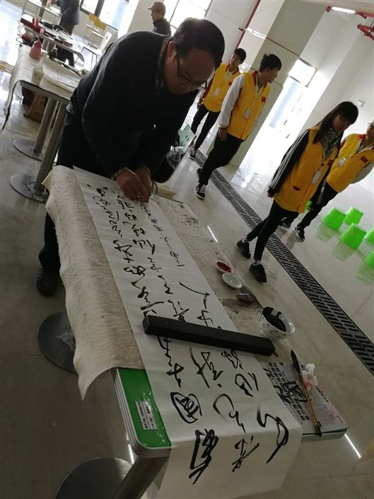 C:UsersAdministratorDesktop学校参加区技工院校啦啦操和书画比赛报道潘国兴老师在比赛中(书法) (2).jpg