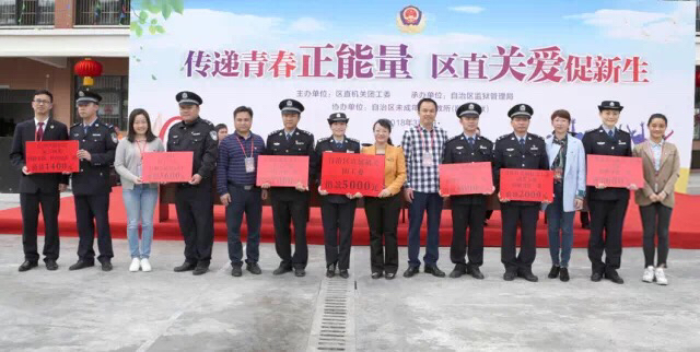 1团委书记陆菲菲上台捐赠书记.JPG