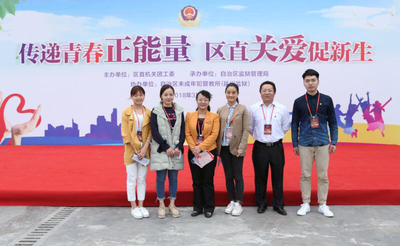 3我校教师团员与区直团工委谢萍书记合影留念.JPG