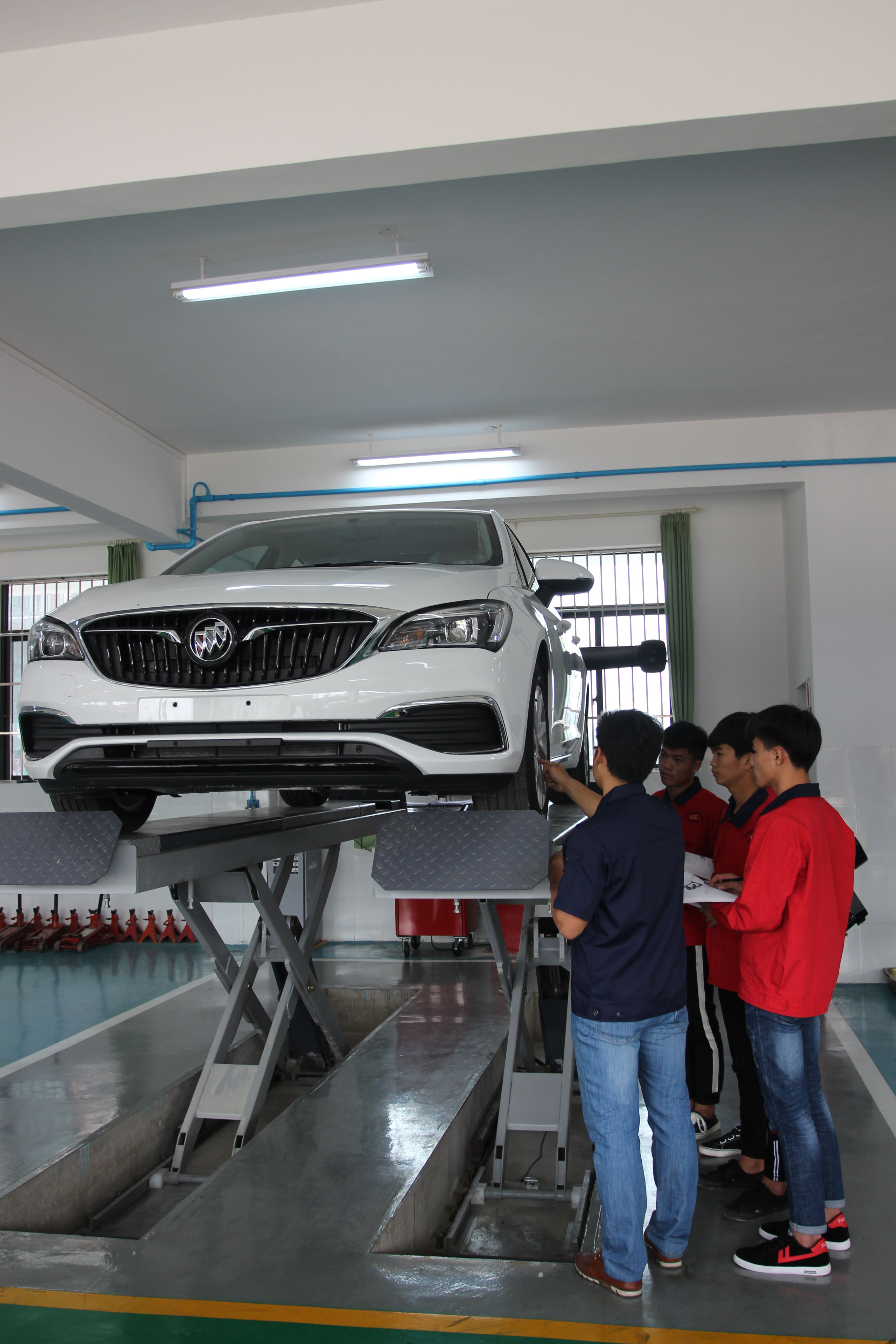 汽车电器维修 - 专业设置 - 广西商贸高级技工学校