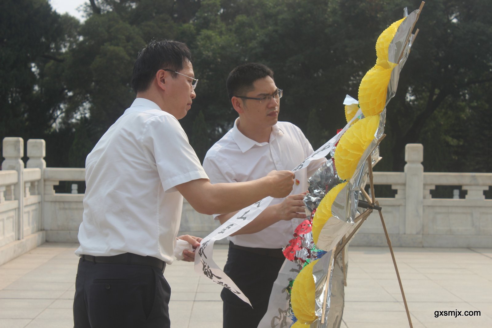 3、党员代表整理挽联.JPG