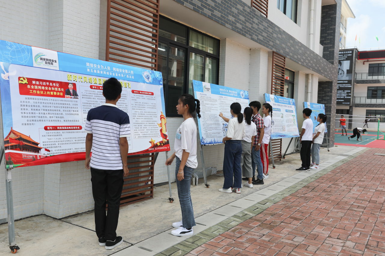 002学生在教学楼前的板报徘徊.jpg