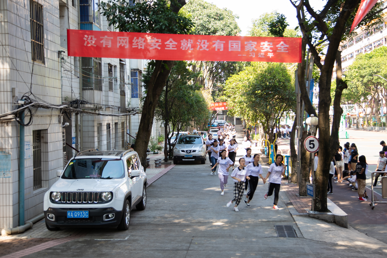 002广西商贸高级技工学校在校园主干道路悬挂网络安全宣传横幅.jpg