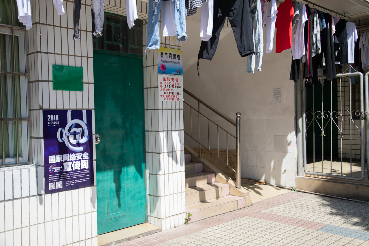 006-1广西商贸高级技工学校在食堂粘贴网络安全宣传海报.jpg