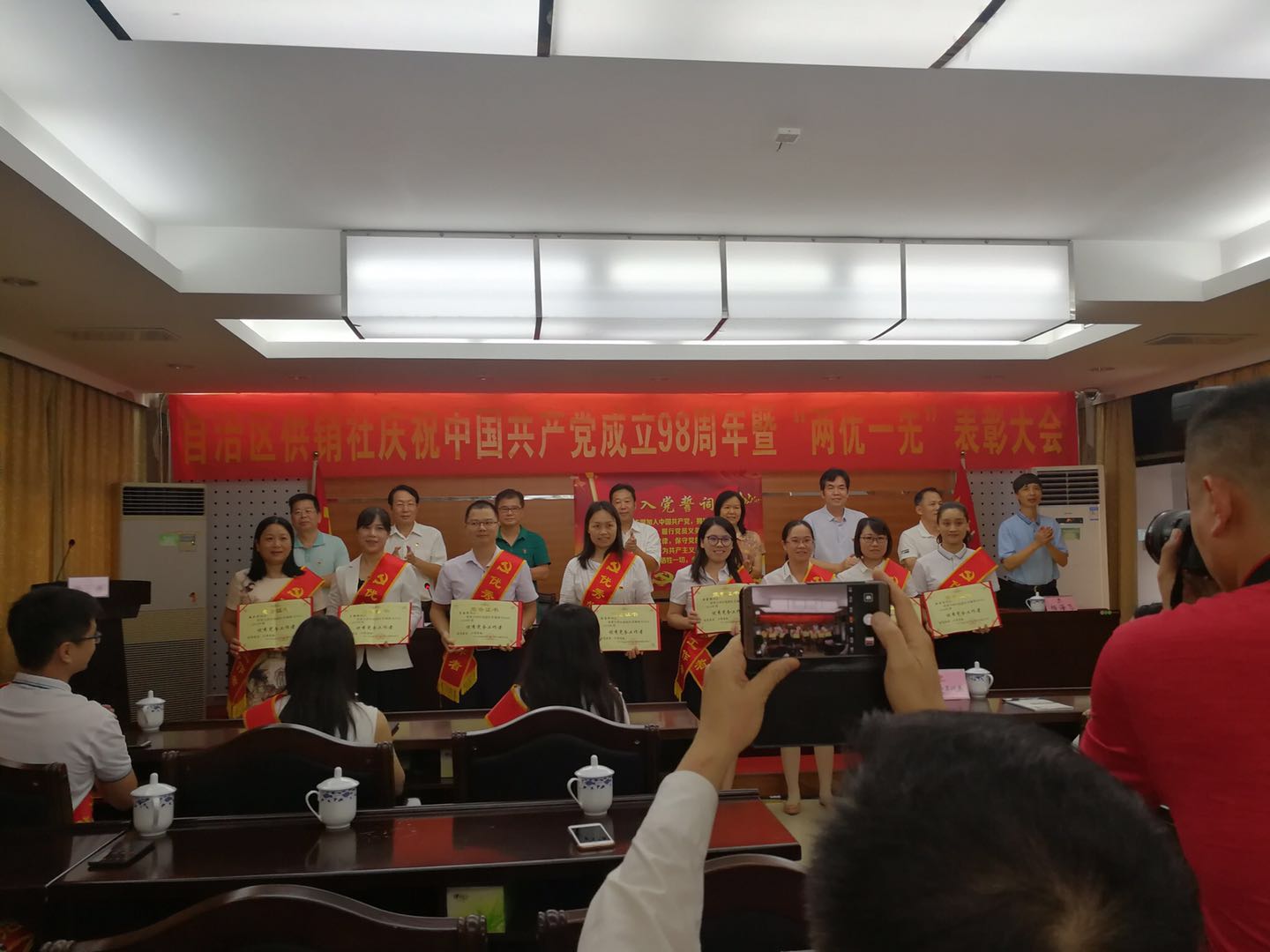 2.我校陆菲菲同志作为优秀党务工作者代表上台领奖.jpg