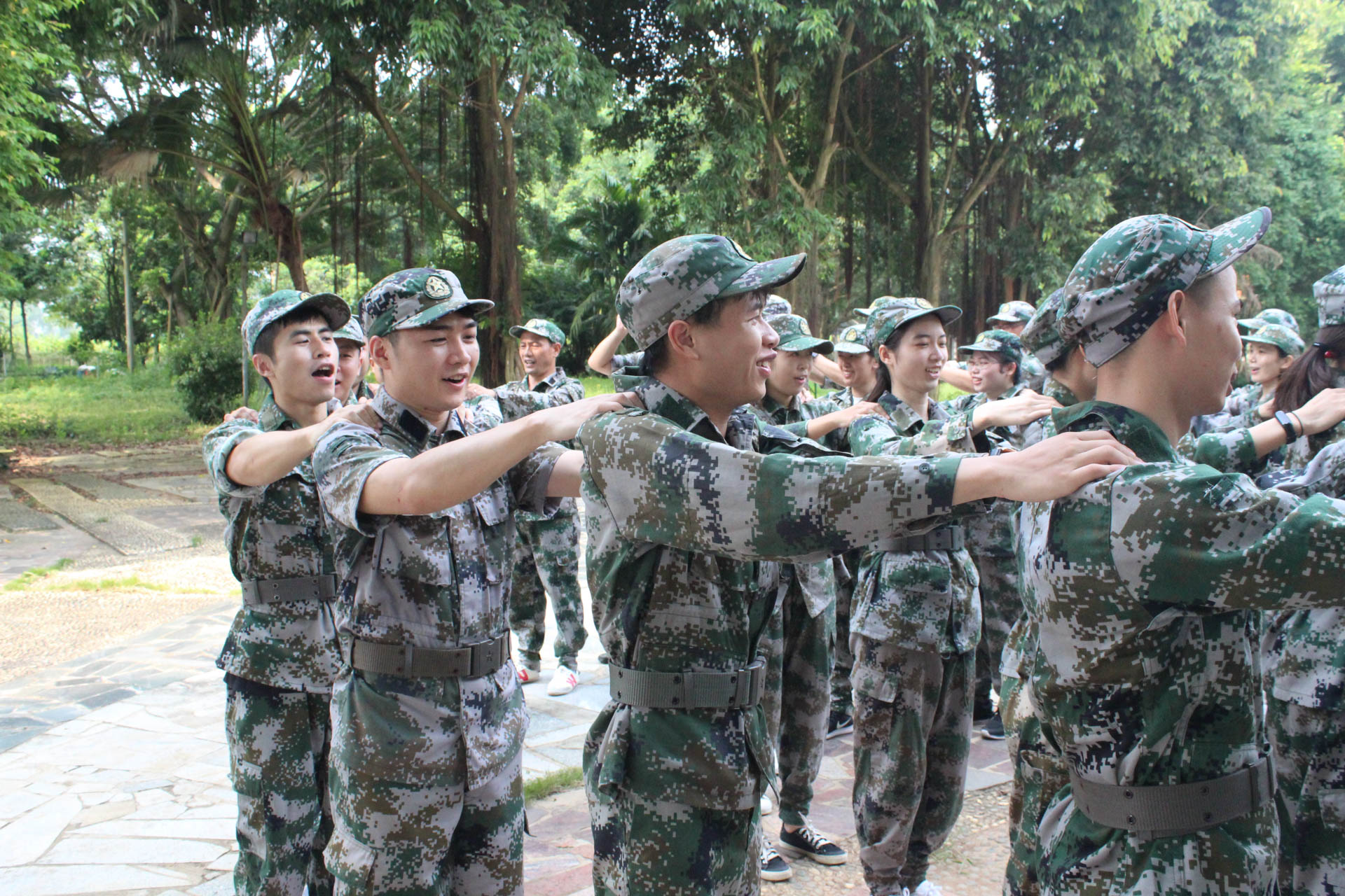 老师们进行拓展训练2.jpg