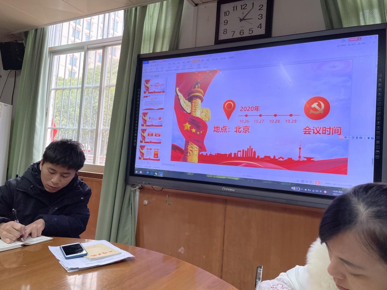 党员同志们在认真学习.jpg